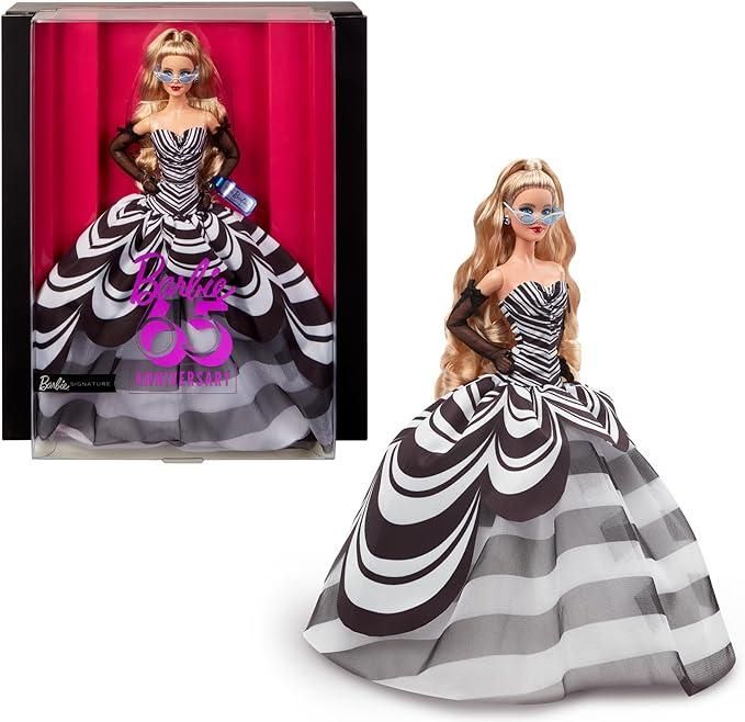 Barbie Signature 65° Anniversario - Bambola Glamour da collezione con capelli biondi, abito bianco e nero, orecchini e occhiali da sole con zaffiro, giocattolo per bambini, 6+ anni, HRM58
