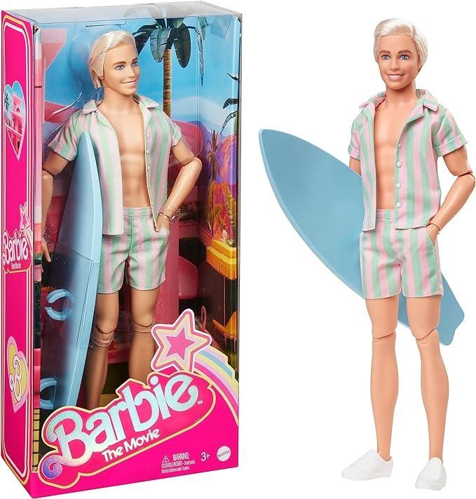Bambola,Barbie The Movie - Ken, Bambola del film Collezione con Completo da Spiaggia a Righe Rosa e Verde Pastello, tavola da Surf e Sneakers bianche,Mattel,Eta 3+
