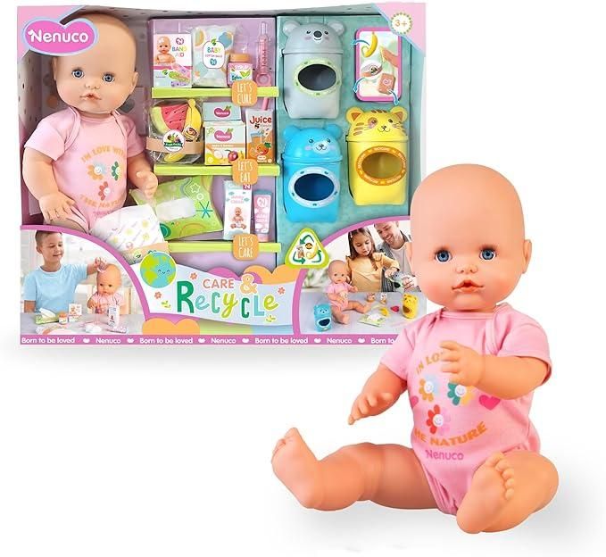 Nenuco Cura & Ricicla, Bambola 42 cm con corpo rigido, accessori per la pappa, per il cambio del pannolino e per la cura delle ferite, include 3 contenitori per il riciclo, Famosa,Eta 3+