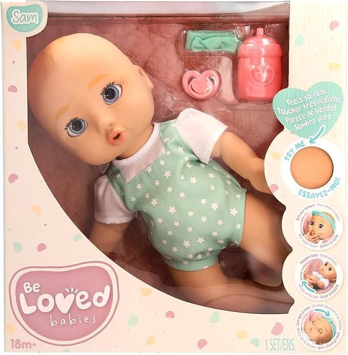 BE LOVED BABIES Sam, Bambola Realistica, Ha una Pelle Morbida e Include un Ciuccio e un Biberon, Totalmente Articolato,IMC Toys,Eta +18 mesi