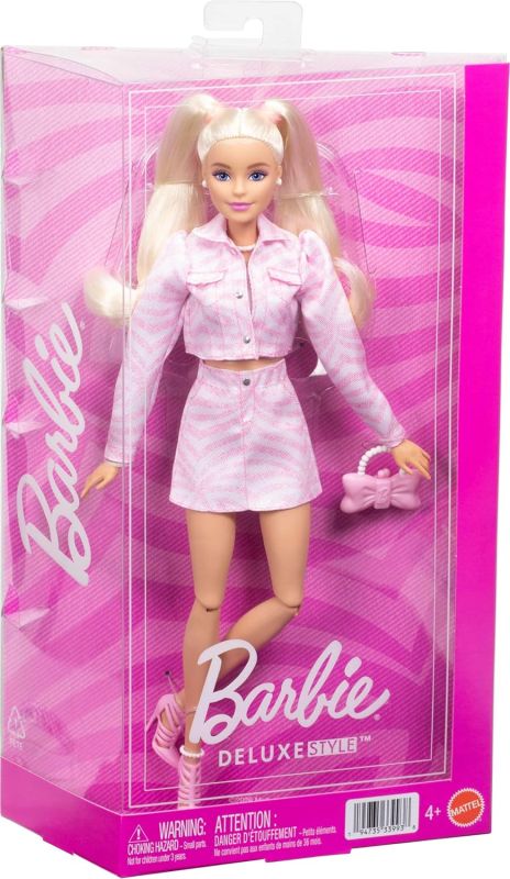 Barbie - Deluxe Style n. 9, bambola dai capelli biondi con outfit in denim rosa, giacca e gonna coordinate con accessori come pochette a fiocco e perle, Mattel, Eta 4+