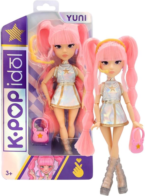 K-POP IDOL Bambola Yuni Bambole alla moda Stile K-Pop Moonlight, capelli rosa intrecciati. 3 accessori per creare outfit, IMC Toys, Eta 3+
