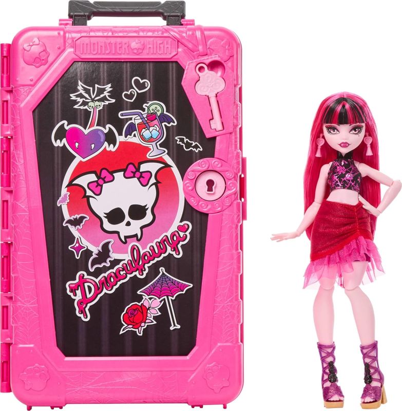 Monster High Segreti da Brivido - Draculaura Destinazione Oasi di Gore-geous, set con bambola e valigia piena di 19 sorprese, abiti e accessori inclusi,Mattel, Eta 4+