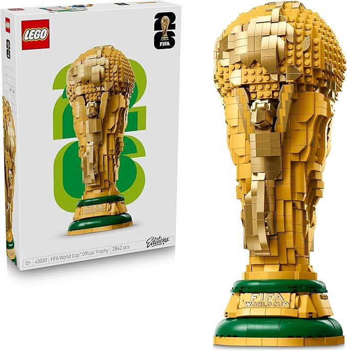 LEGO Editions Trofeo Ufficiale della Coppa del Mondo FIFA - Kit di Modellismo Fai da Te 3D con Minifigure da Collezione, Eta 12+