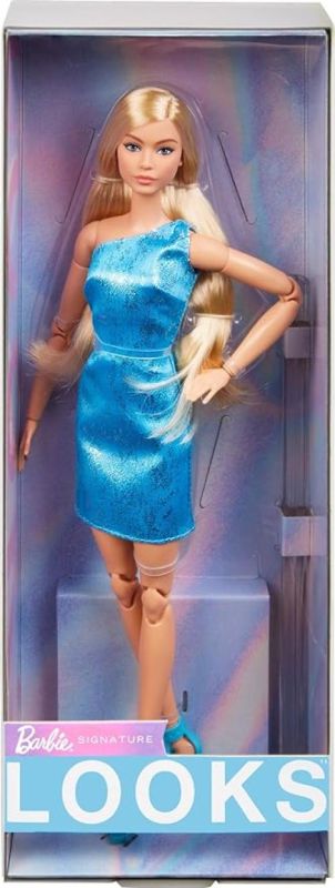 Barbie Looks - Bambola da Collezione n. 23, Capelli Biondo Cenere e Look Moderno Anni 2000, Abito Blu Monospalla e Tacchi con Laccetti, Giocattolo per Bambini, 6+ Anni, HRM15