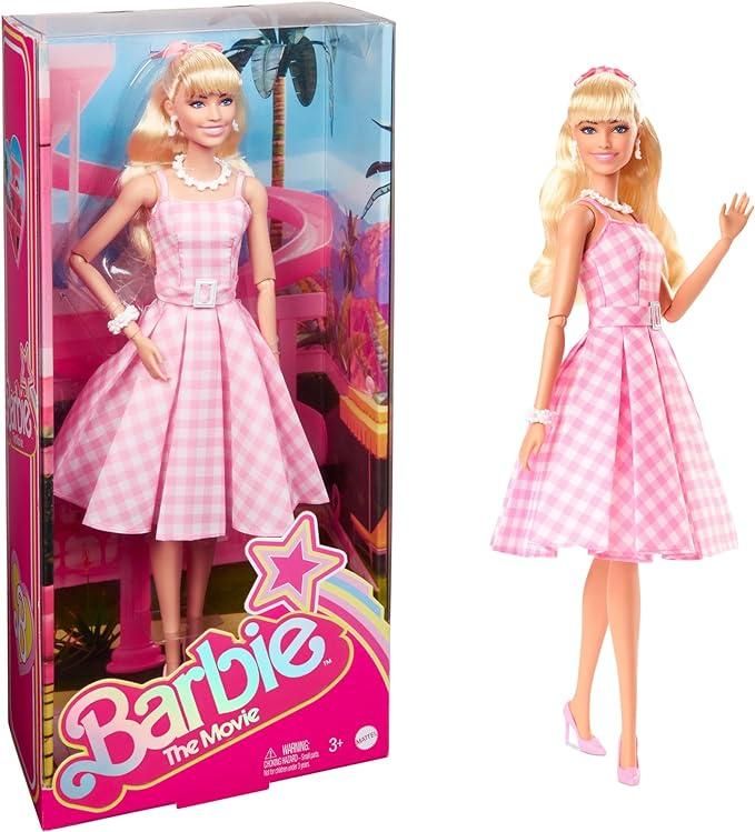 Bambola,Barbie The Movie - Margot Robbie, bambola del film Barbie da collezione con abito vintage a quadretti rosa e bianco e collana con margherita,Mattel,Eta 3+